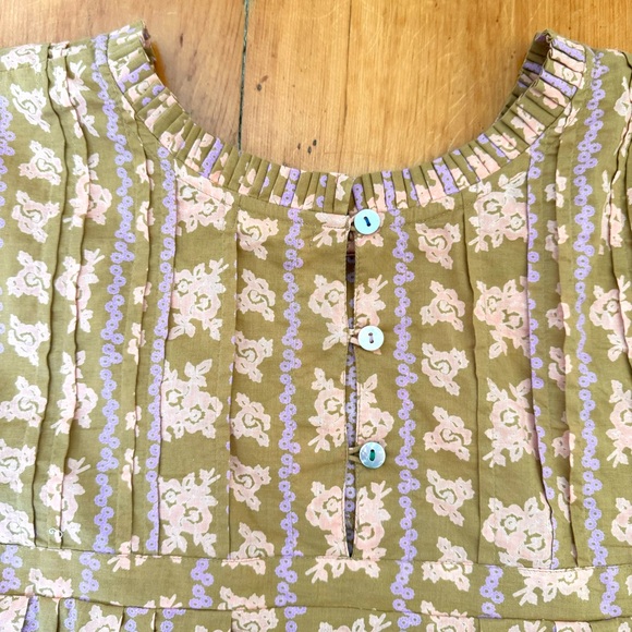 Matta ruffle neck top. Olive, peach and purple. Size XL. - Picture 3 of 4